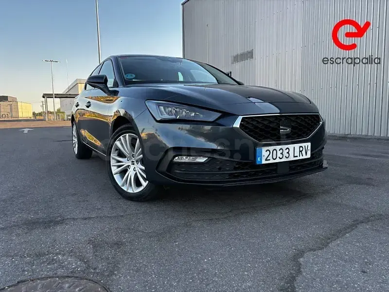 Usado Seat Leon Style 110 CV (80 kW) 2021 Negro Berlina