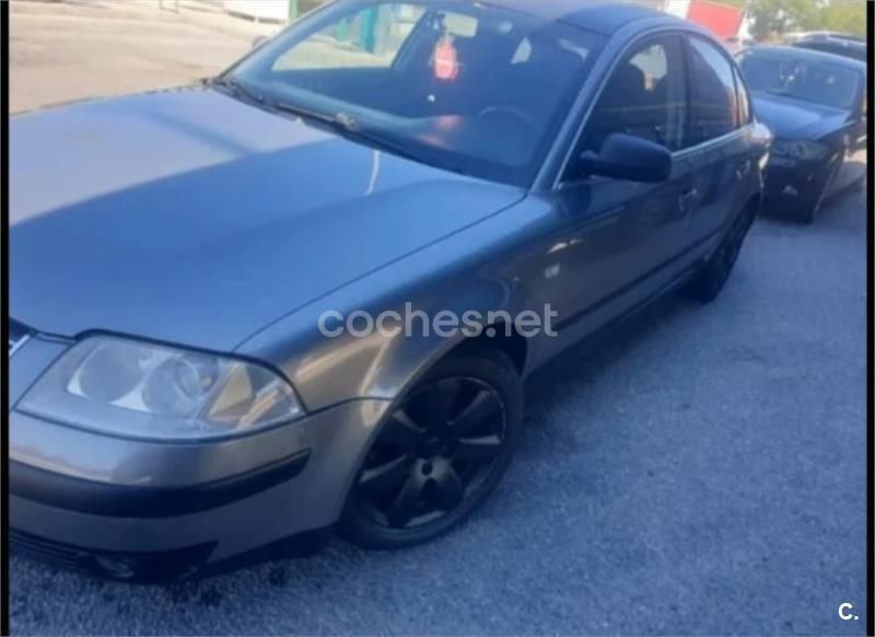 Gris / plata Usado 2003 VW Passat Highline Berlina | 2200 € (Precio justo) - Imagen 1/4
