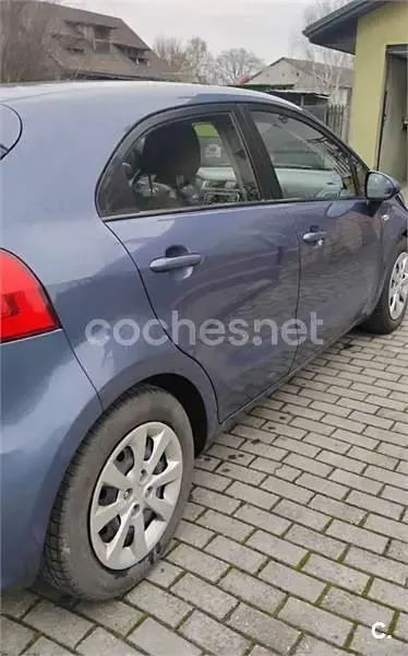 Usado Kia Rio 84 CV (61 kW) 2015 Azul Berlina