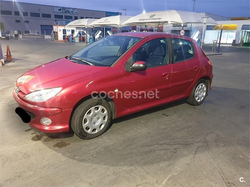 Rojo Usado 2004 Peugeot 206 Berlina | 1950 € (Precio justo) - Imagen 1/4