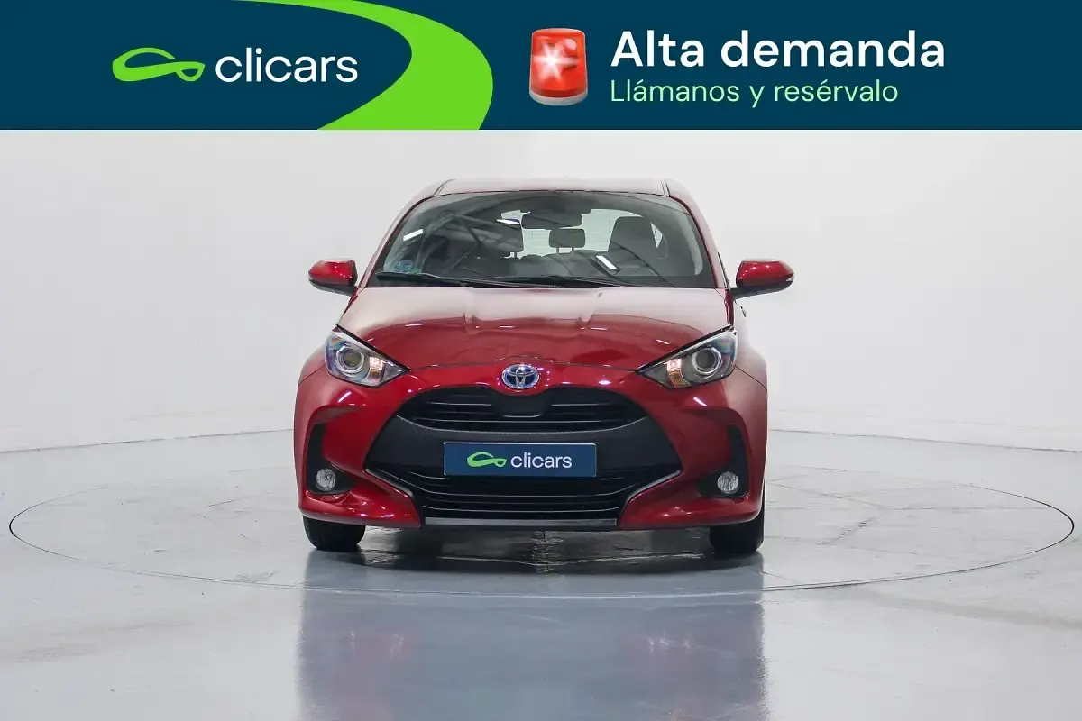 Usado Toyota Yaris Hybrid Active 75 CV (55 kW) 2022 Rojo