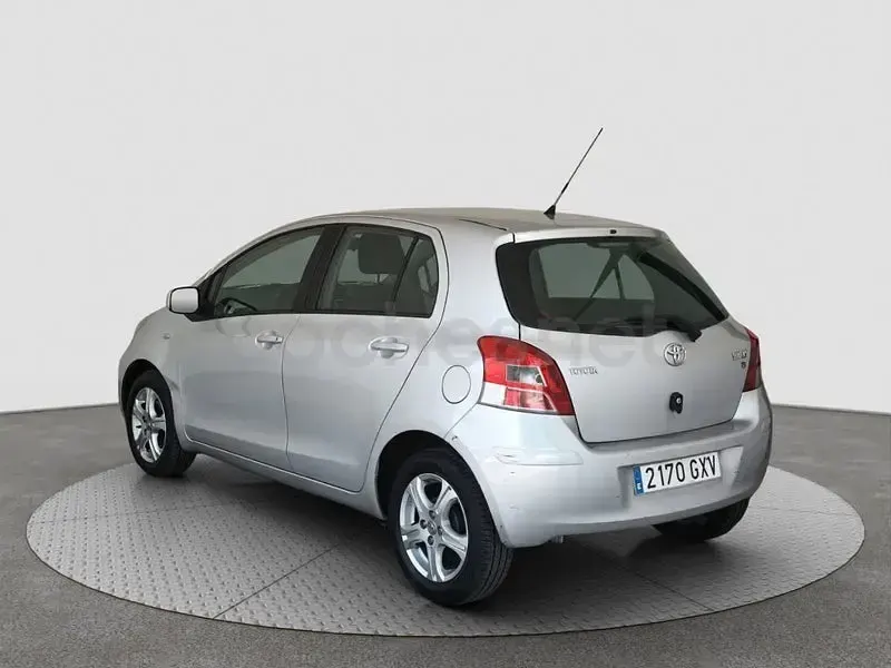 Usado Toyota Yaris Connect Style 101 CV (74 kW) 2010 Gris / plata Utilitario