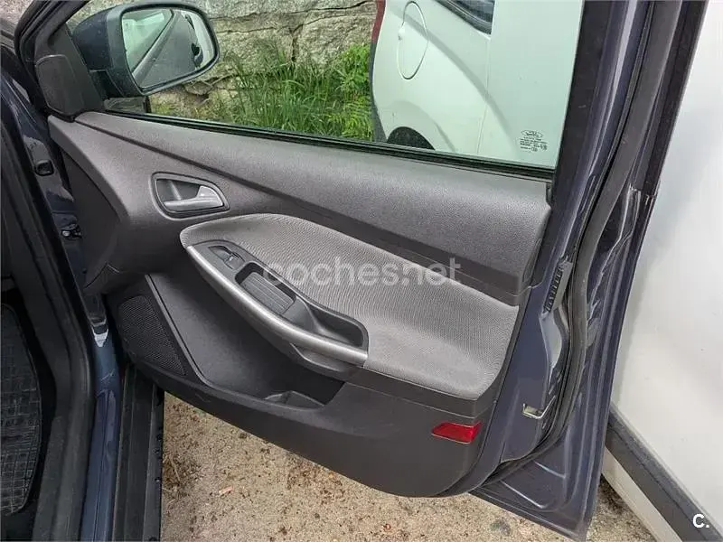 Usado Ford Focus Trend 115 CV (84 kW) 2013 Gris / plata Familiar