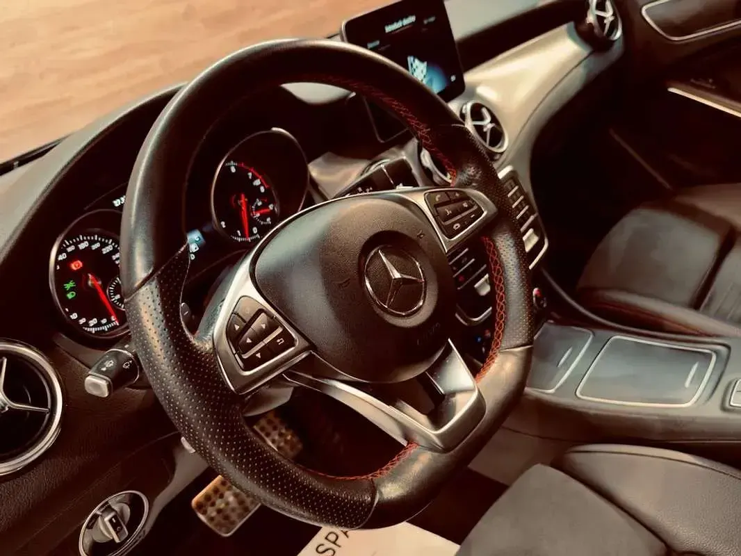 Usado Mercedes GLA180 121 CV (88 kW) 2019 Negro SUV