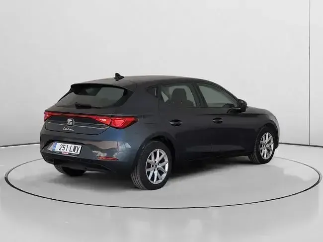 Usado Seat Leon Reference 115 CV (84 kW) 2022 Gris Berlina
