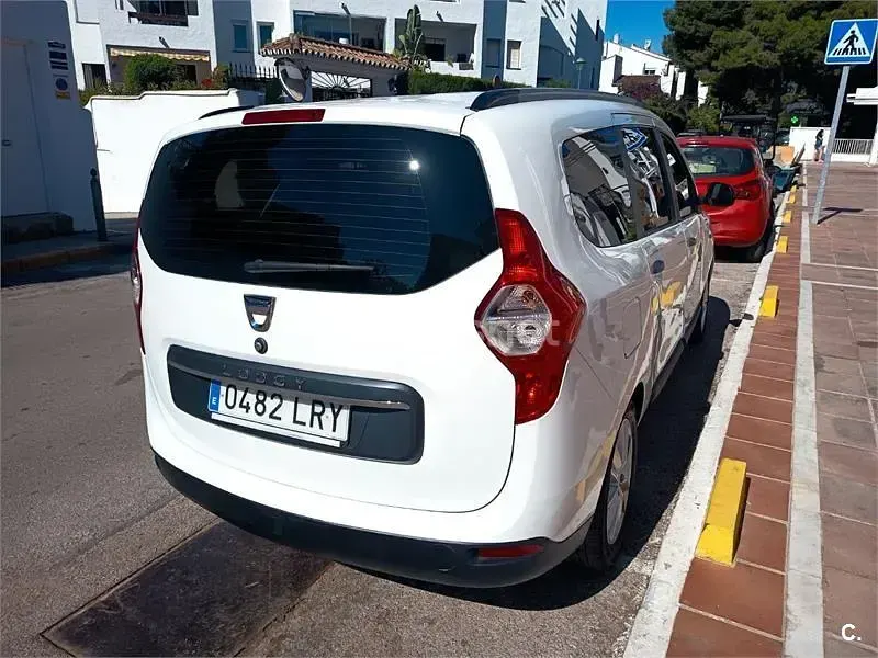 Usado Dacia Lodgy Comfort 95 CV (69 kW) 2021 Blanco Monovolumen