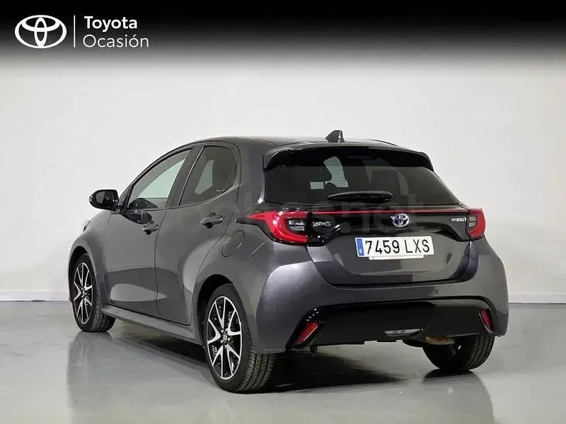 Usado Toyota Yaris Hybrid Style 116 CV (85 kW) 2022 Gris / plata Berlina