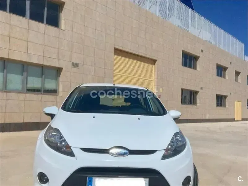 Usado Ford Fiesta Trend 68 CV (50 kW) 2009 Blanco Berlina