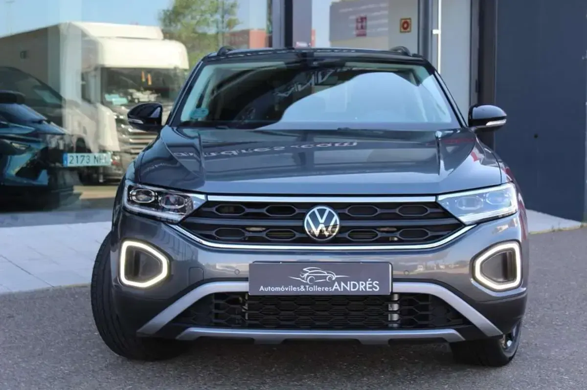 Usado VW T-Roc 150 CV (110 kW) 2023 Gris SUV