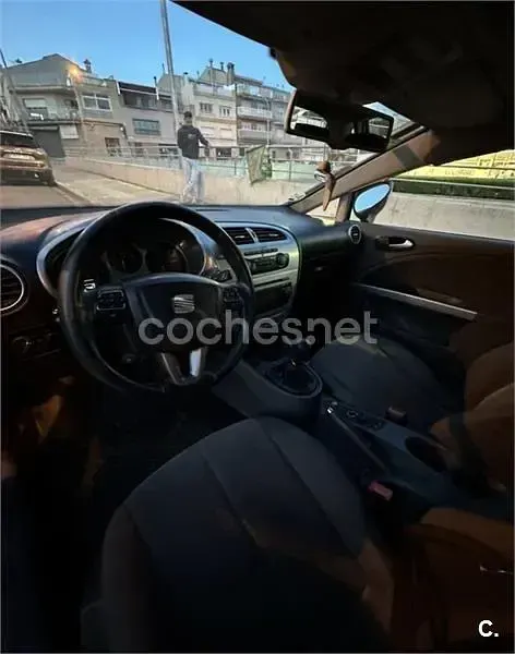 Usado Seat Leon Reference 105 CV (77 kW) 2010 Gris / plata Utilitario