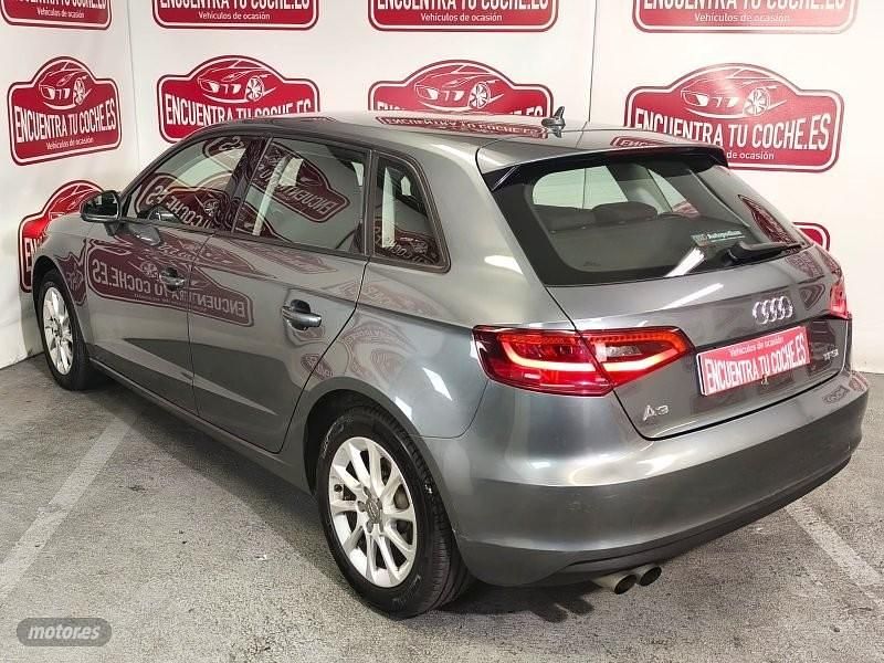 Usado Audi A3 Attraction 122 CV (89 kW) 2013 Gris / plata Berlina
