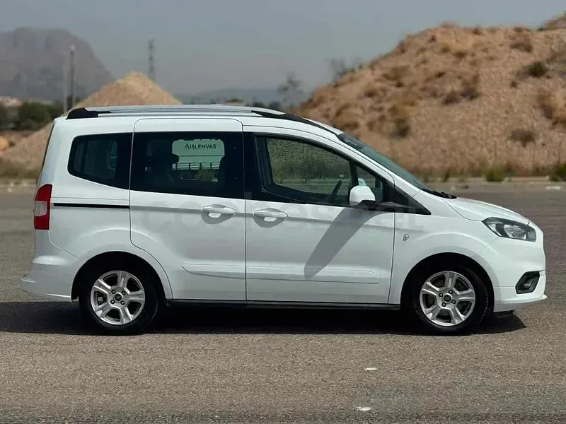 Usado Ford Tourneo Courier Trend 102 CV (75 kW) 2018 Blanco Monovolumen