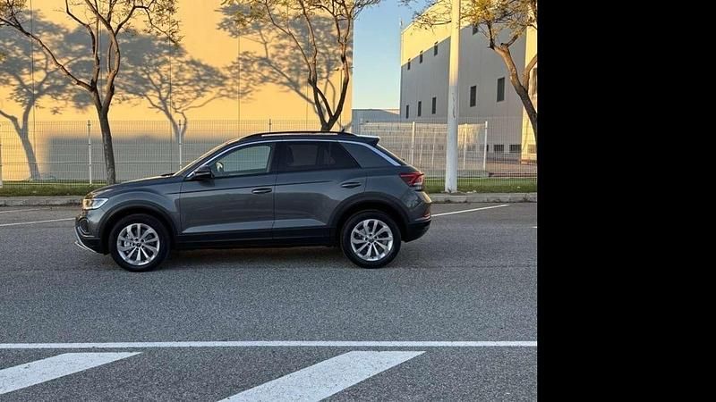 Usado VW T-Roc Life 150 CV (110 kW) 2023 Gris SUV