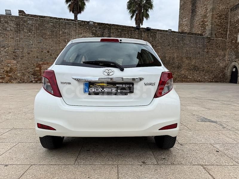 Usado Toyota Yaris Active 99 CV (72 kW) 2013 Blanco Berlina