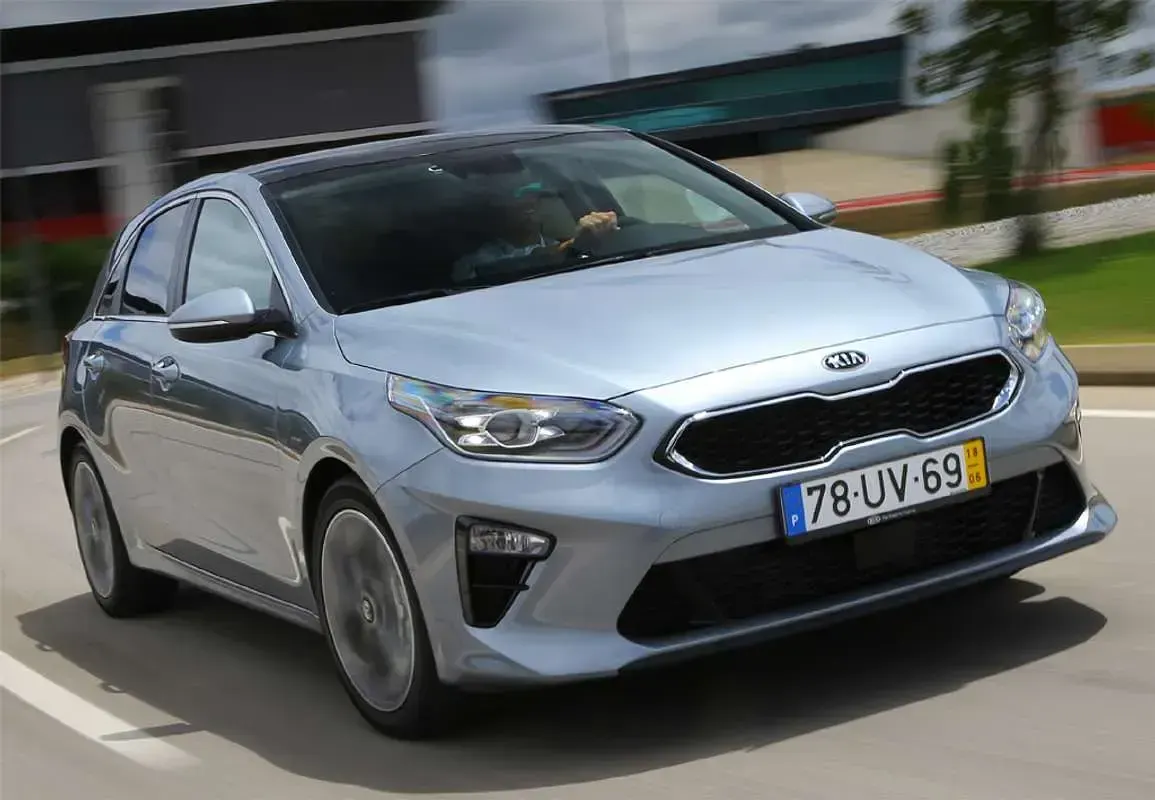 Usado Kia Ceed 101 CV (74 kW) 2025 Negro Utilitario