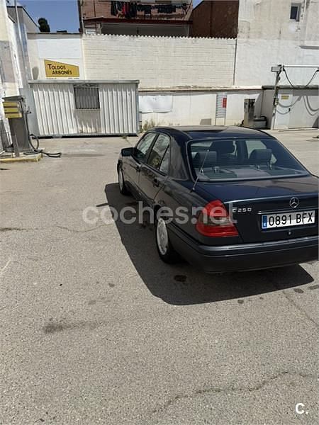 Usado Mercedes C250 Classic 150 CV (110 kW) 2001 Azul Berlina