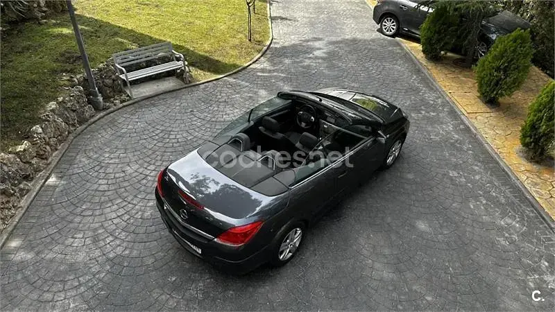 Usado Opel Astra Cabriolet Cosmo 140 HP (102 kW) 2008 Cinzento Cabrios