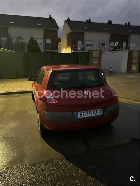 Usado Renault Mégane II Dynamique 80 CV (58 kW) 2002 Rojo Berlina