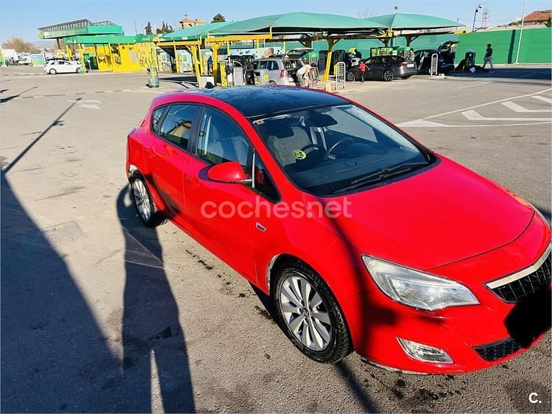 Usado Opel Astra Enjoy 110 CV (80 kW) 2011 Rojo Familiar