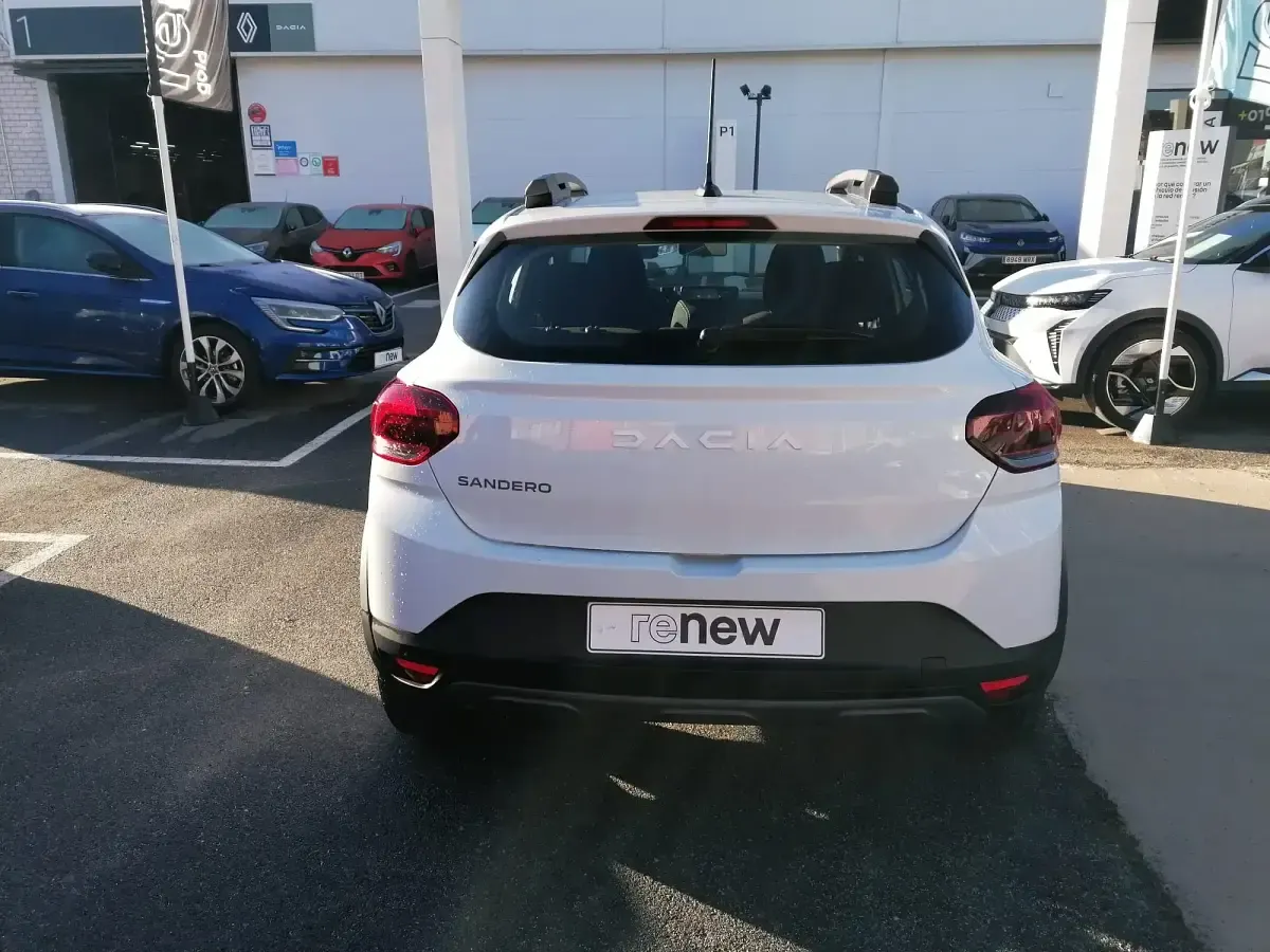 Usado Dacia Sandero Expression 100 CV (73 kW) 2023 Blanco Utilitario