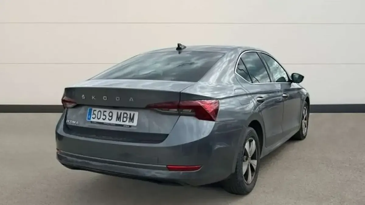 Usado Skoda Octavia Ambition 150 CV (110 kW) 2022 Gris Utilitario
