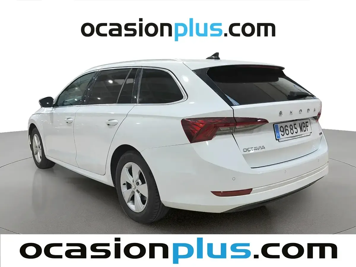 Usado Skoda Octavia Ambition 110 CV (80 kW) 2022 Blanco Familiar
