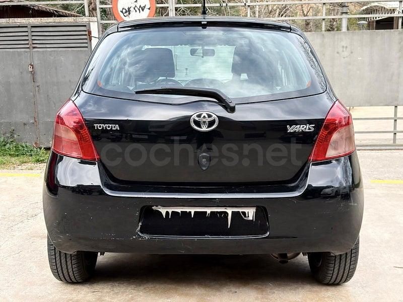 Usado Toyota Yaris Sol 87 CV (63 kW) 2006 Negro Berlina