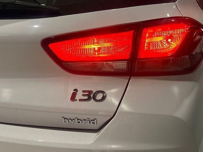 Usado Hyundai i30 120 CV (88 kW) 2024 Blanco Berlina