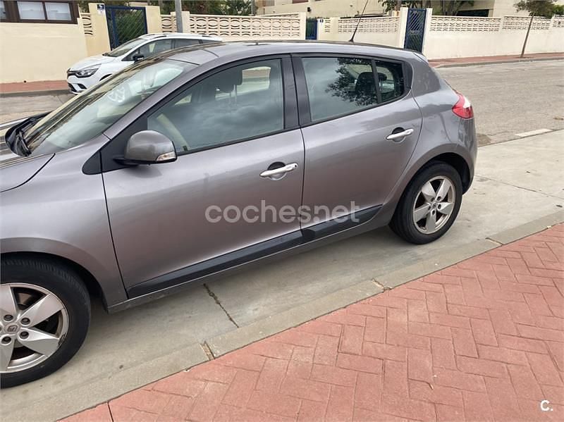 Gris / plata Usado 2011 Renault Mégane III Dynamique Berlina | 4800 € (Buen precio) - Imagen 1/3