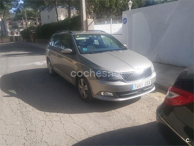 Usado Skoda Fabia Ambition 75 CV (55 kW) 2016 Amarillo Familiar