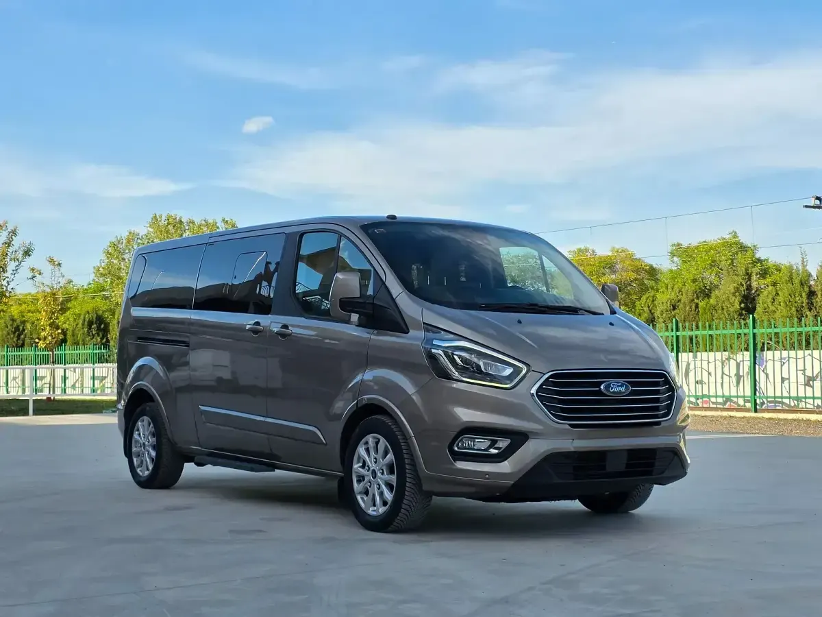 Usado Ford Tourneo Custom Titanium 170 CV (125 kW) 2019 Gris Van