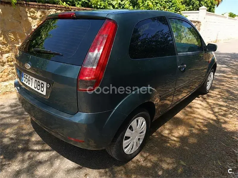 Usado Ford Fiesta Trend 80 CV (58 kW) 2004 Verde Utilitario