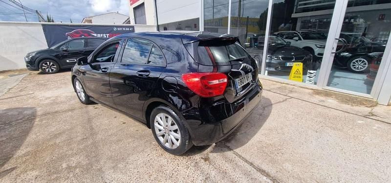 Usado Mercedes A180 Urban 109 CV (80 kW) 2013 Negro Utilitario