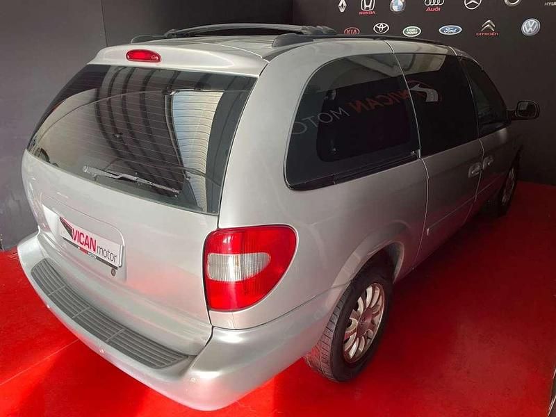 Usado Chrysler Voyager 179 CV (131 kW) 2005 Plateado Monovolumen