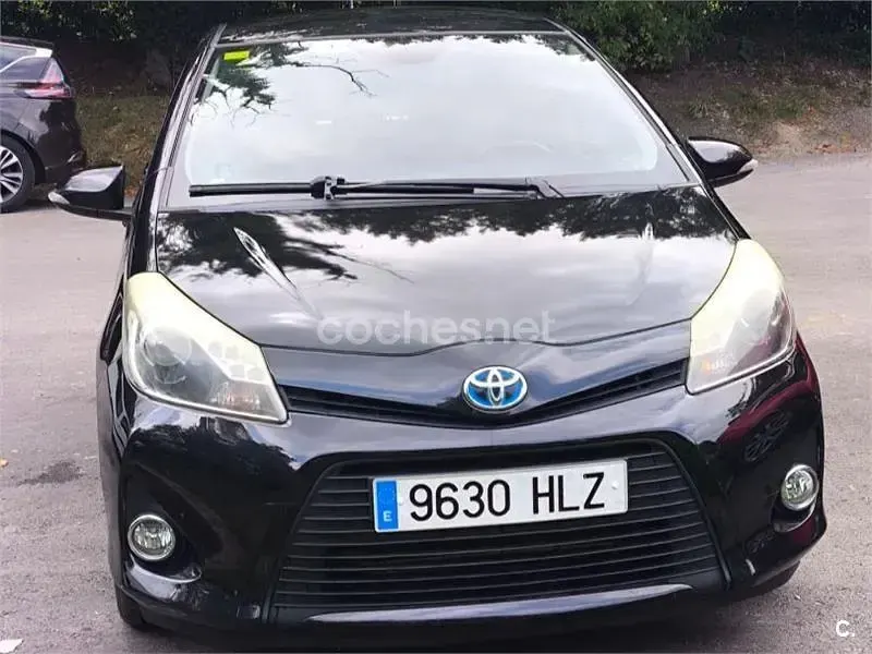 Usado Toyota Yaris Hybrid Active 100 CV (73 kW) 2012 Negro Berlina