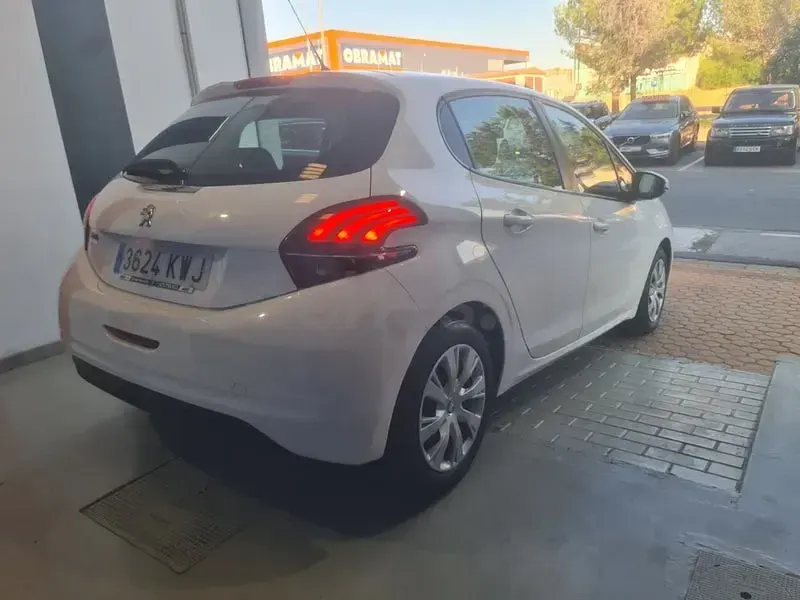 Usado Peugeot 208 Active 99 CV (72 kW) 2019 Blanco Utilitario