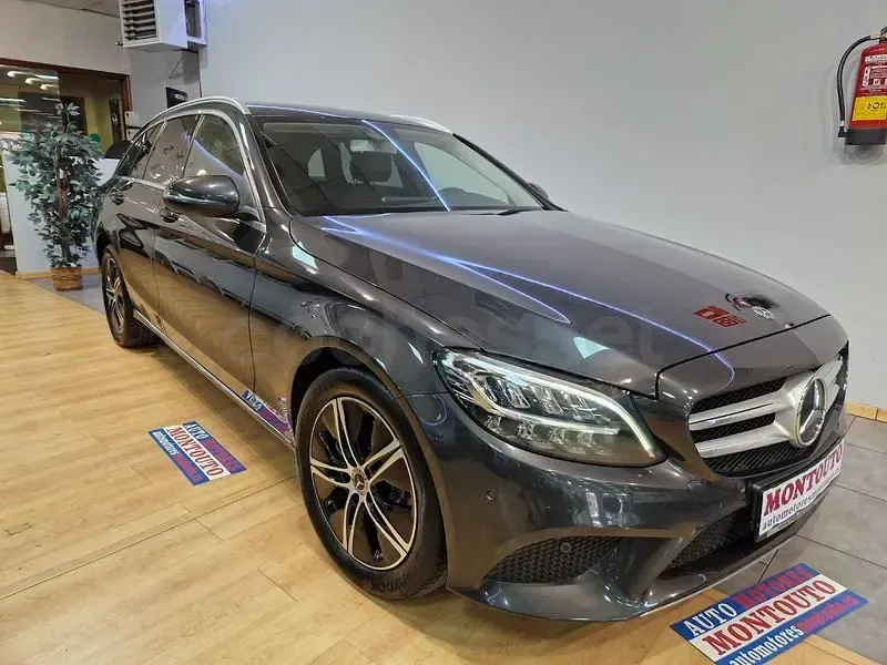 Usado Mercedes C200 160 CV (117 kW) 2020 Gris / plata Familiar