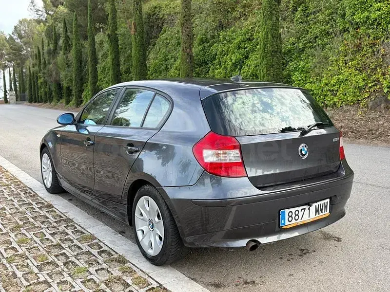 Usado BMW 118 129 CV (94 kW) 2005 Gris / plata Utilitario