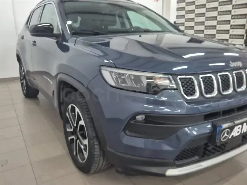 Usado Jeep Compass Limited 130 CV (95 kW) 2023 Gris / plata SUV