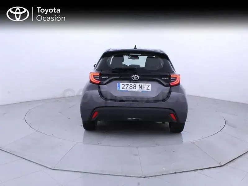Usado Toyota Yaris Hybrid Active 116 CV (85 kW) 2025 Gris / plata Berlina