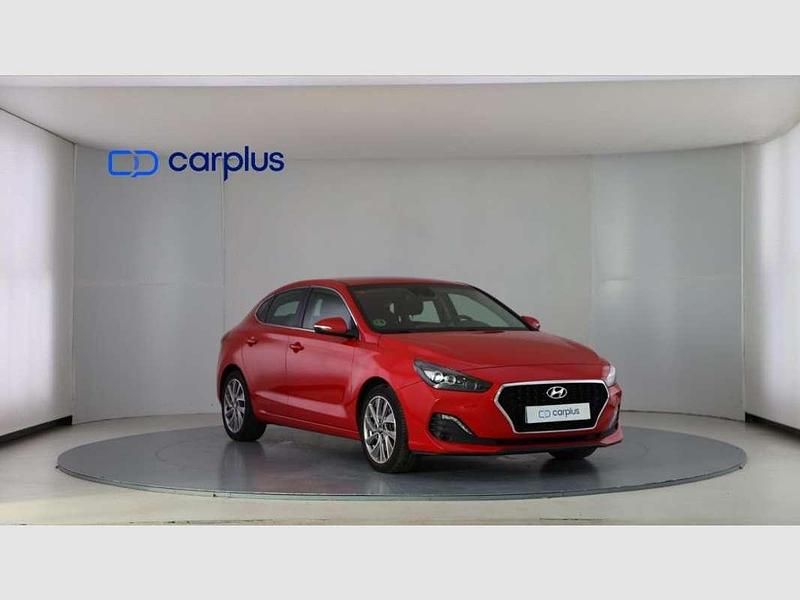 Usado Hyundai i30 120 CV (88 kW) 2018 Rojo Berlina