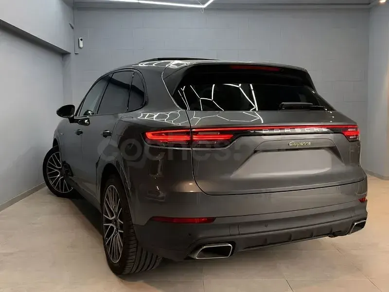 Usado Porsche Cayenne 462 CV (339 kW) 2022 Gris / plata SUV
