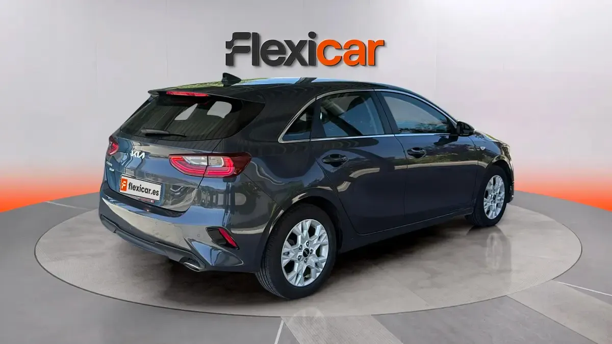 Usado Kia Ceed 136 CV (100 kW) 2023 Gris Utilitario