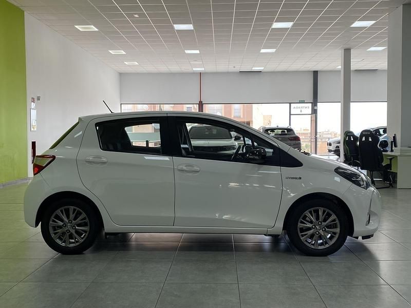 Usado Toyota Yaris Hybrid Active 100 CV (73 kW) 2020 Blanco Berlina