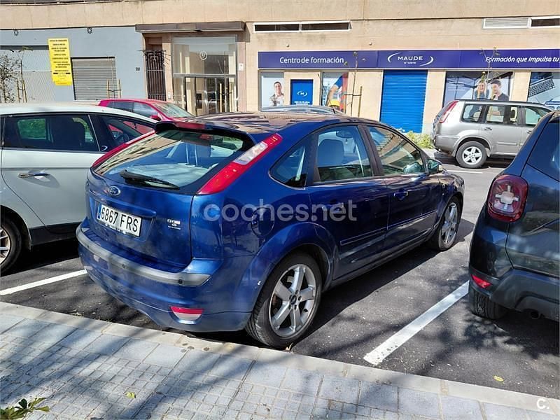 Usado Ford Focus Ghia 115 CV (84 kW) 2007 Azul Berlina