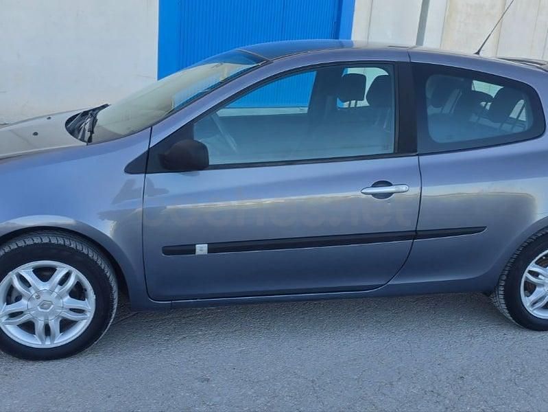 Usado Renault Clio II 100 CV (73 kW) 2009 Beige Berlina