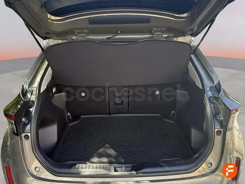 Usado Toyota Yaris Cross Style 116 CV (85 kW) 2022 Gris / plata SUV