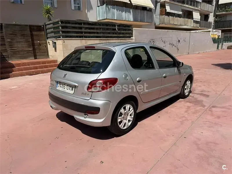 Usado Peugeot 206+ 70 CV (51 kW) 2010 Gris / plata Utilitario