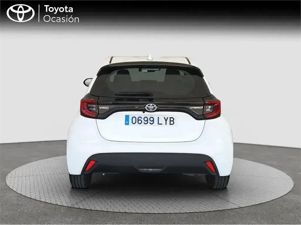 Usado Toyota Yaris Hybrid Active 116 CV (85 kW) 2022 Blanco Monovolumen