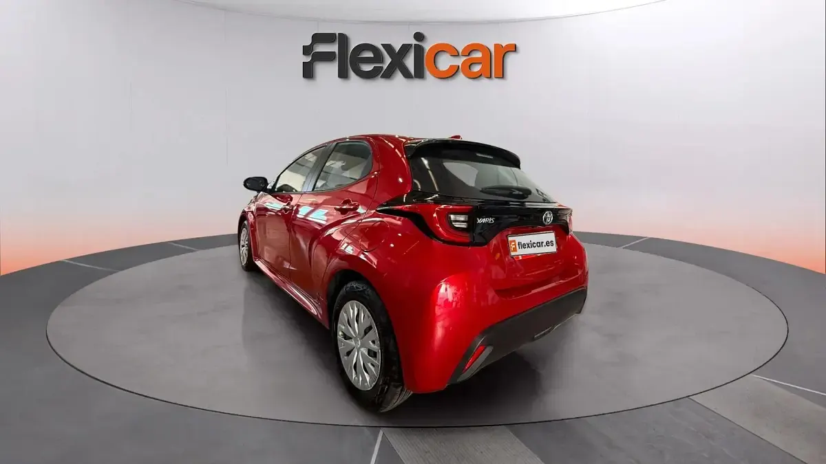Usado Toyota Yaris Hybrid Style 116 CV (85 kW) 2023 Rojo Berlina